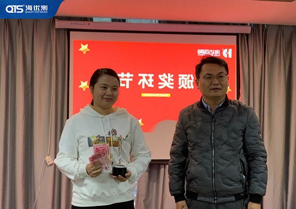 亞軍——海優準計量檢測 由舉哥頒發獎品